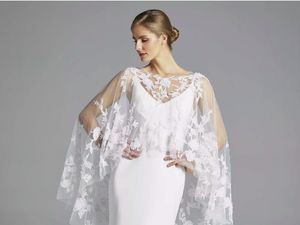 Pakai Gaun Renda Putih di Pernikahan Sepupu, Wanita Ini Kena Hujat Netizen