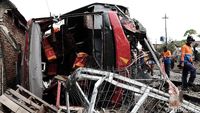 Bus Karyawan Ringsek Ditabrak Kereta di Karawang