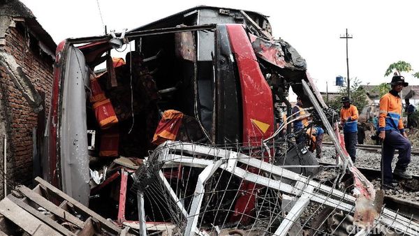 Bus Karyawan Ringsek Ditabrak Kereta di Karawang
