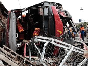 Bus Karyawan Ringsek Ditabrak Kereta di Karawang