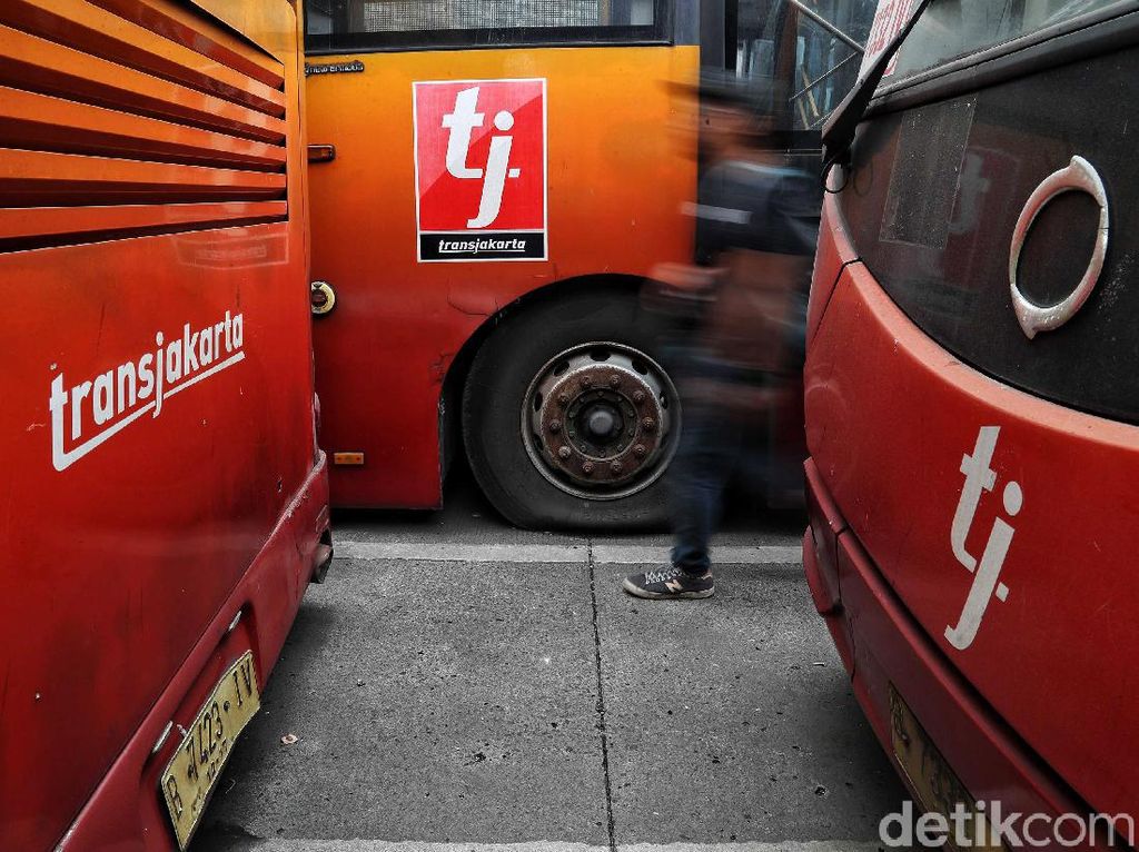 Melihat Bangkai TransJakarta di Pulogadung Melihat Bangkai TransJakarta di Pulogadung