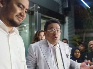 Terlalu Sibuk Cari Duit, Hotman Kasih Napas ke Farhat Abbas