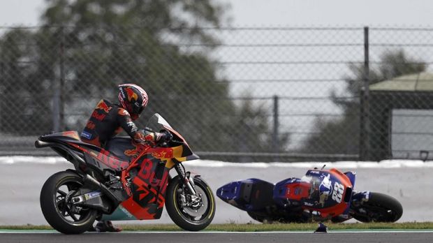 Red Bull KTM Factory Racing's French rider Johann Zarco (L) with his bike after crashing into Red Bull KTM  Tech3 Racing's Portuguese rider Miguel Oliveira during the Moto GP race of the British Grand Prix at Silverstone circuit in Northamptonshire, central England, on August 25, 2019. (Photo by Adrian DENNIS / AFP)