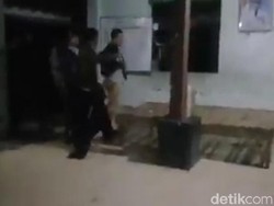 Oknum Polisi yang Berduaan dengan Bidan Desa Diarak Warga Hanya Pakai CD