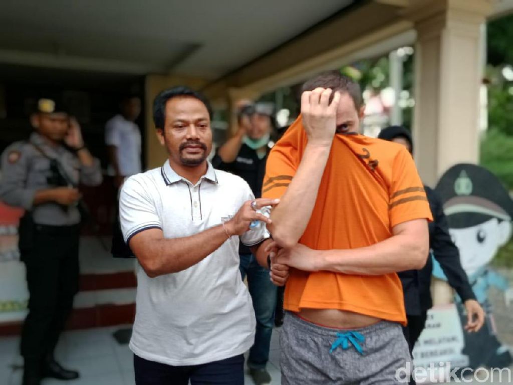 Bobol ATM Bermodus Skimming, WN Bulgaria Ditangkap di Mataram Bobol ATM Bermodus Skimming, WN Bulgaria Ditangkap di Mataram