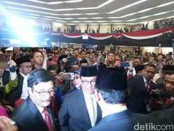 Usai Pelantikan Anggota DPRD DKI, Anies-Ahok-Djarot Saling Sapa
