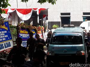 Putri Zulkifli Hasan-Putra Lulung Naik Angkot ke Pelantikan DPRD DKI