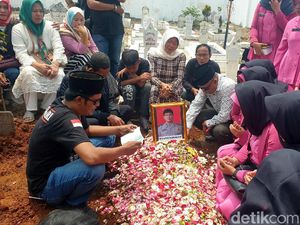 Mengenang Ipda Erwin yang Gugur Setelah Terbakar Saat Amankan Demo Mengenang Ipda Erwin yang Gugur Setelah Terbakar Saat Amankan Demo