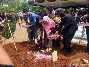 Video Pemakaman Ipda Erwin, Polisi yang Terbakar saat Amankan Demo Video Pemakaman Ipda Erwin, Polisi yang Terbakar saat Amankan Demo
