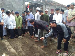 Ribuan Pelayat Hadiri Pemakaman Eks Panglima Laskar Jihad di Sleman Ribuan Pelayat Hadiri Pemakaman Eks Panglima Laskar Jihad di Sleman