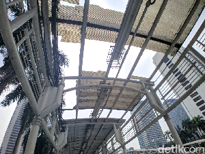 Penampakan Atap JPO Dukuh Atas 1 yang Bolong-bolong