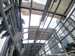 Dinas Bina Marga Segera Perbaiki Atap JPO Dukuh Atas 1 yang Bolong