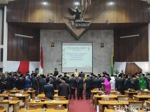 Bambang Pamungkas Jadi Anggota DPRD Kabupaten Bandung Termuda