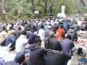 Sebulan Tak Bisa Jualan, Pedagang Salat Istigasah di Tangkuban Perahu