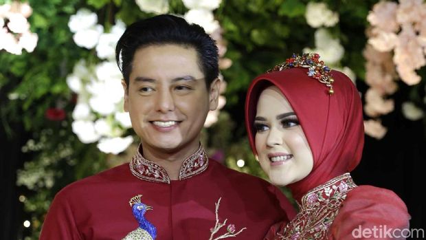 Roger Danuarta dan Cut Meyriska saat menikah