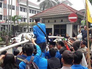 Pelantikan Anggota DPRD Kota Bekasi Periode 2019-2024 Diwarnai Aksi Demo Pelantikan Anggota DPRD Kota Bekasi Periode 2019-2024 Diwarnai Aksi Demo