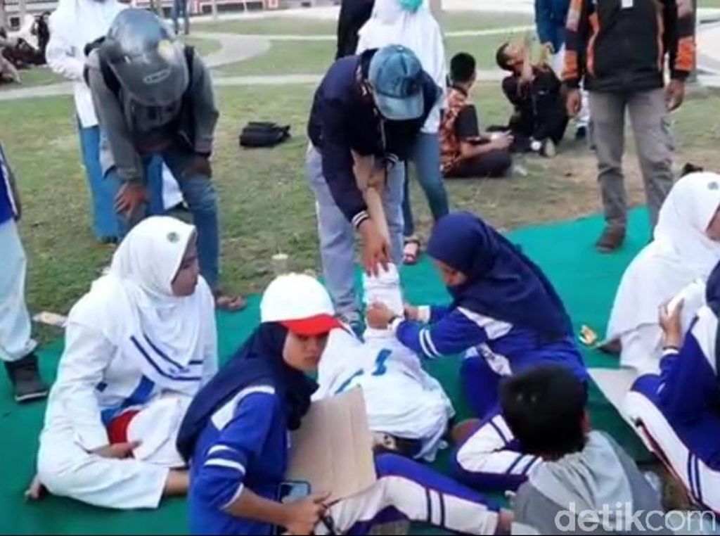 50 Siswa Peserta Lomba Baris-berbaris Kota Pasuruan Pingsan Kepanasan 50 Siswa Peserta Lomba Baris-berbaris Kota Pasuruan Pingsan Kepanasan