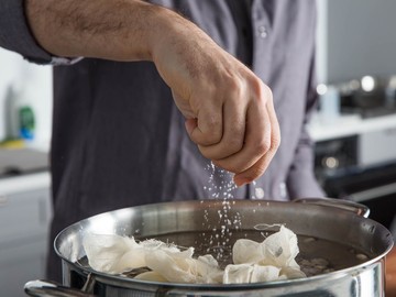 6 Trik Mengatasi Masakan Keasinan, Tak Perlu Dibuang!
