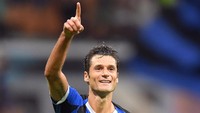 Candreva menutup pesta gol Inter pada menit ke-84. Sepakan keras dari jarak 30 meter membuat bola meluncur deras ke pojok kanan atas gawang Gabriel. Inter menang 4-0. Reuters/Daniele Mascolo.