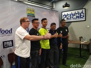 Persib Bandung Ikat Dhika Bayangkara