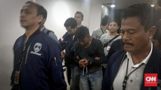 Dua eksekutor pembunuhan ayah dan anak di Sukabumi tiba di Mapolda Metro Jaya, Selasa (27/8).