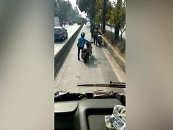 Masuk Busway, Pemotor +62 Dihukum Dorong Motor