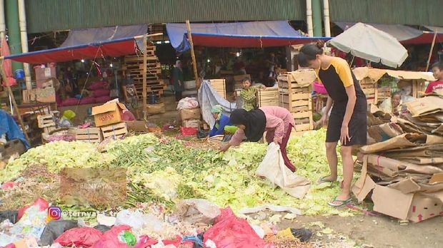 Melayu Nicole mengais sisa sayuran untuk dijual kembali