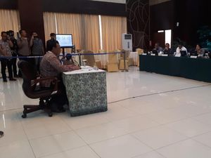 Firli Jelaskan Pertemuan Tenis dengan TGB Saat Jadi Deputi KPK Firli Jelaskan Pertemuan Tenis dengan TGB Saat Jadi Deputi KPK