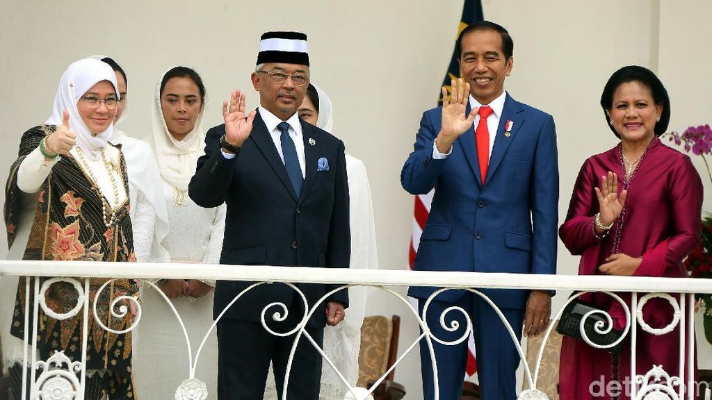 Senyum Jokowi Saat Terima Kedatangan Raja Malaysia di Istana Bogor
