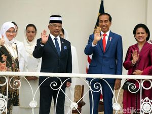 Senyum Jokowi Saat Terima Kedatangan Raja Malaysia di Istana Bogor