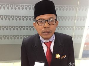 Pin Kuningan di Dada Anggota DPRD DKI PSI Pin Kuningan di Dada Anggota DPRD DKI PSI