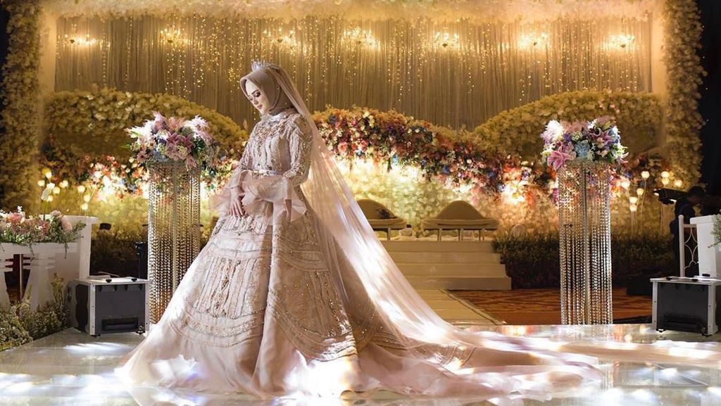 Foto: Mewahnya Gaun Pengantin Cut Meyriska yang Dihiasi 300 Kristal Swarovski