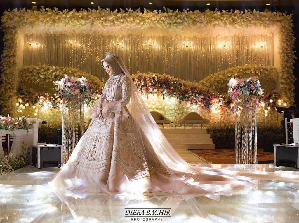 Foto: Mewahnya Gaun Pengantin Cut Meyriska yang Dihiasi 300 Kristal Swarovski