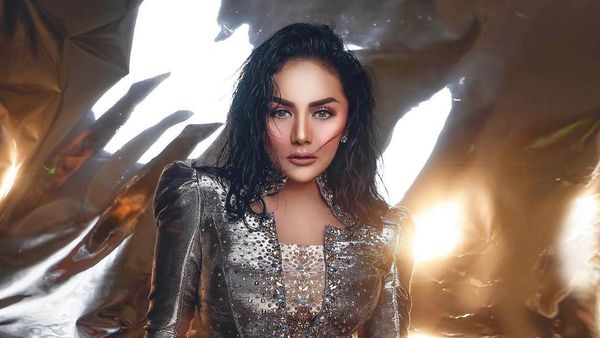 Foto: Deretan Gaya Cetar Krisdayanti, Cantik Berkilau Tapi Dinyinyirin Netizen