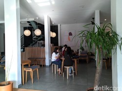 Resto Minimalis Ini Punya Sushi Salmon Mentai Enak