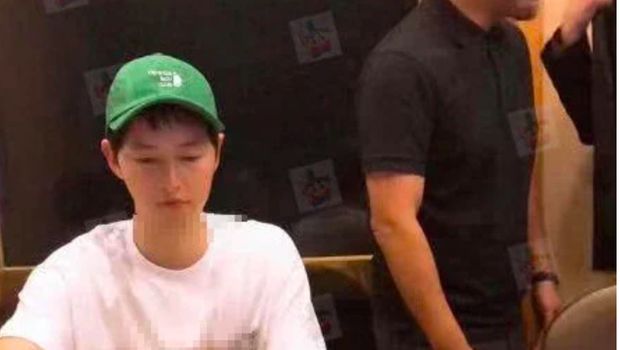 Song Joong Ki terlihat sedang makan malam bersama teman