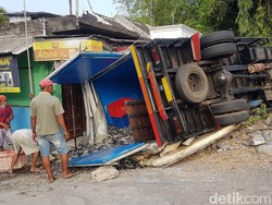 Selip Saat Nyalip, Truk Muat Pindang Terguling di Lamongan
