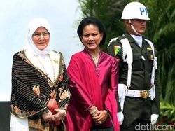 Potret Permaisuri Malaysia Berbalut Kebaya Batik di Istana