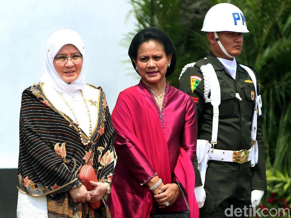 Potret Permaisuri Malaysia Berbalut Kebaya Batik di Istana Potret Permaisuri Malaysia Berbalut Kebaya Batik di Istana