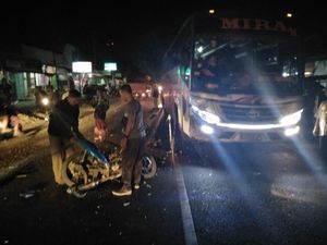 Bus Mira Ugal-ugalan Tewaskan Seorang Biker di Magetan