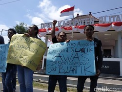 Usai Pelatikan, Massa Paksa DPRD Blitar Tanda Tangan Anti KKN