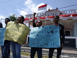 Usai Pelatikan, Massa Paksa DPRD Blitar Tanda Tangan Anti KKN Usai Pelatikan, Massa Paksa DPRD Blitar Tanda Tangan Anti KKN