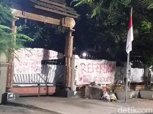 Ditolak Masuk Asrama Mahasiswa Papua, Gubernur Lukas Akan Datang Kembali Ditolak Masuk Asrama Mahasiswa Papua, Gubernur Lukas Akan Datang Kembali
