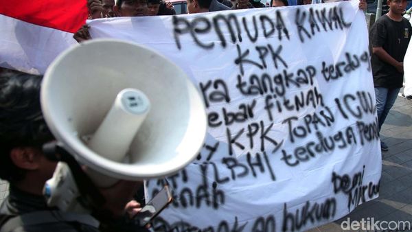 Pemuda Kawal KPK Demo Polda Metro Jaya