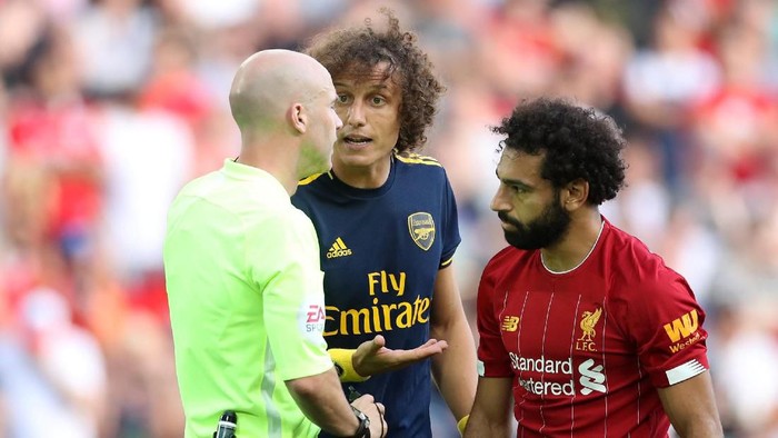 Soccer Football - Premier League - Liverpool v Arsenal - Anfield, Liverpool, Britain - August 24, 2019  Arsenals David Luiz protests to referee Anthony Taylor after Liverpool are awarded a penalty for a foul on Mohamed Salah  Action Images via Reuters/Carl Recine  EDITORIAL USE ONLY. No use with unauthorized audio, video, data, fixture lists, club/league logos or 