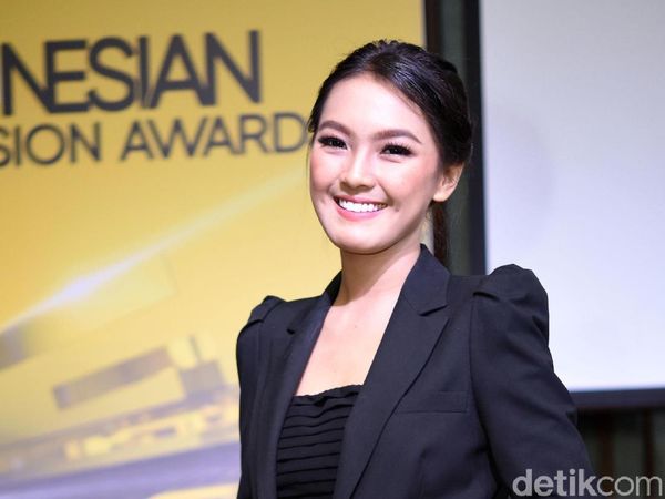 Terpikat Senyum Manis Ana Riana