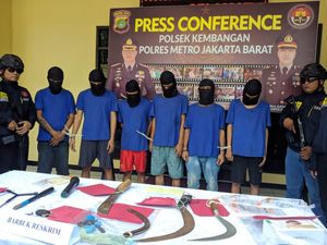 Dua Pria Ditangkap Saat Mendorong Motor Curiannya di Jakbar