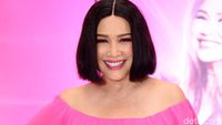 Cerita Bangga Titi DJ saat Stephanie Poetri Jadi Penyanyi Internasional