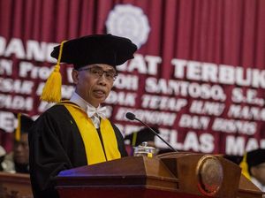 Pengukuhan Guru Besar Ketua Dewan Komisioner OJK Pengukuhan Guru Besar Ketua Dewan Komisioner OJK