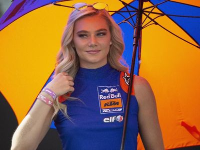 Si Manis Berpayung di MotoGP Inggris